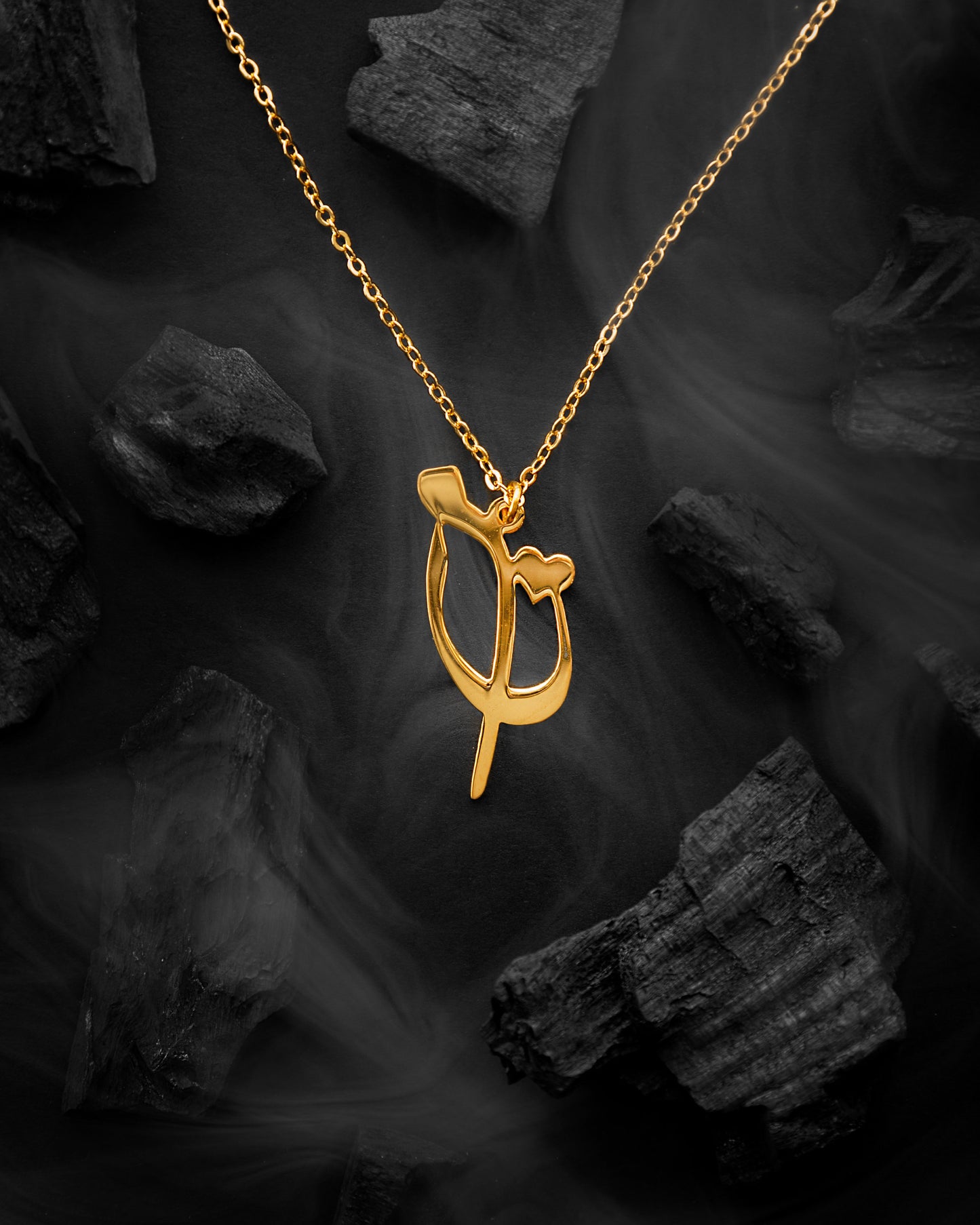 قلادة القلب ذات الحرفين