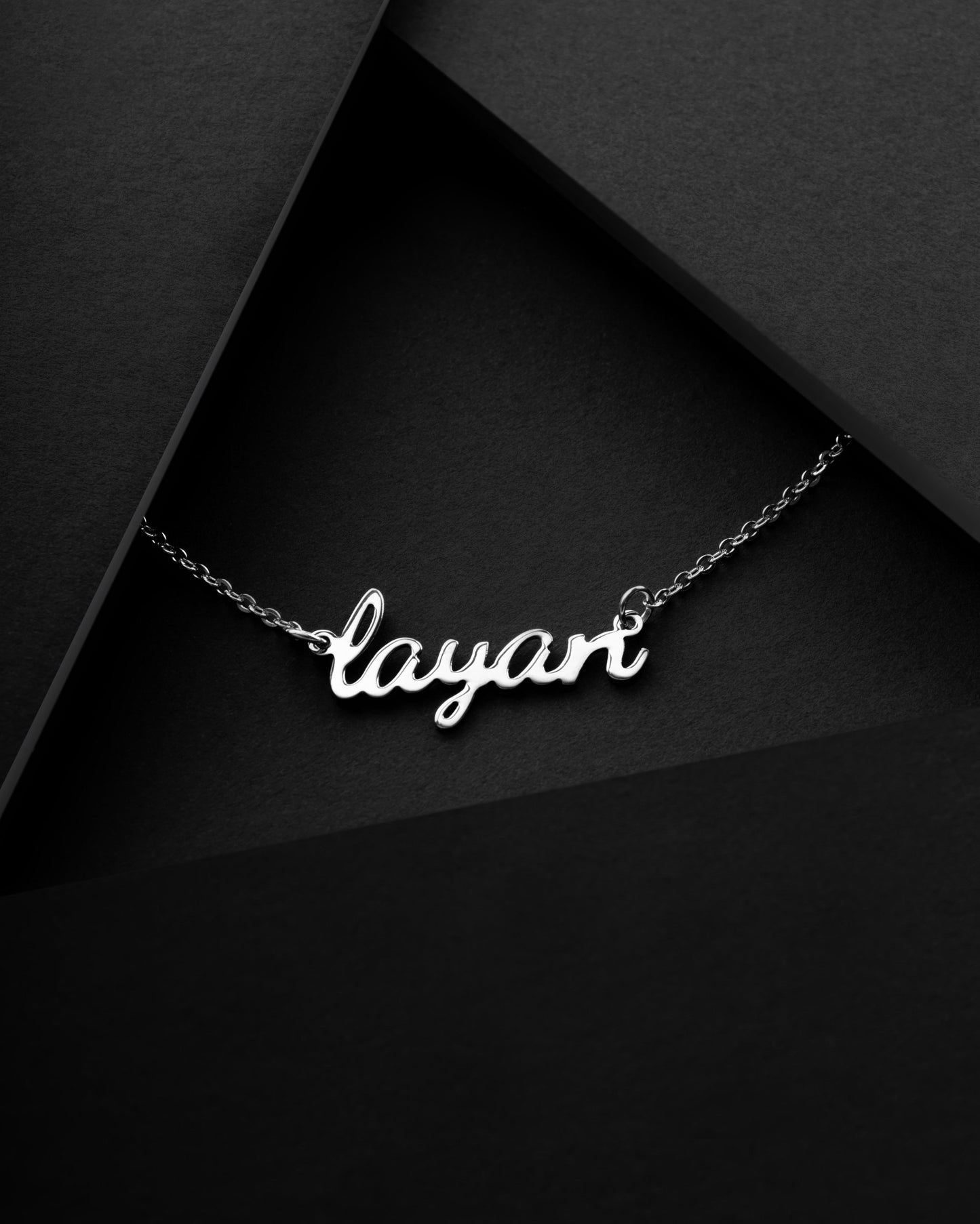 قلادة الأسماء الإنجليزية بالخط المشبّك