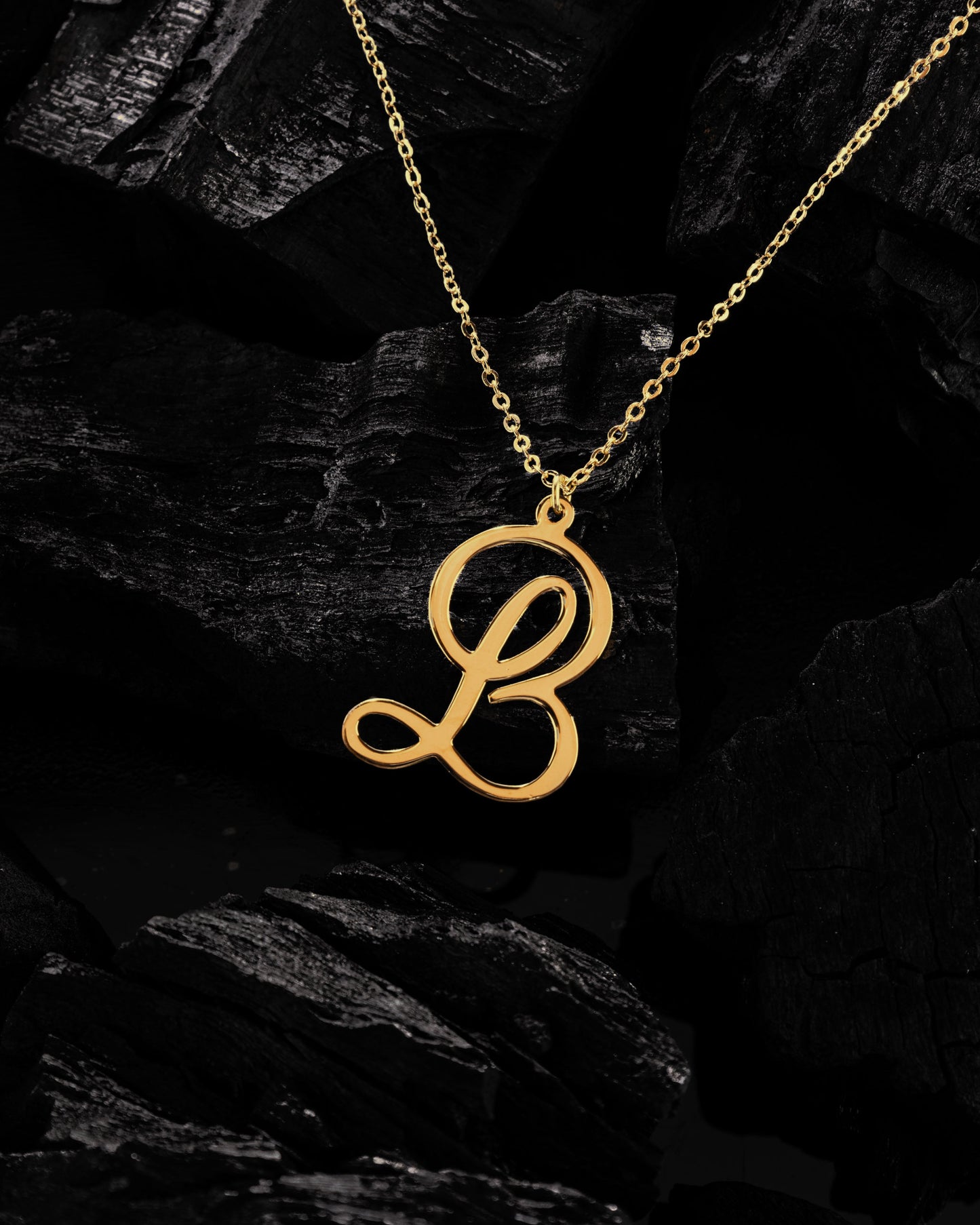 قلادة الأحرف الإنجليزية المشبّكة