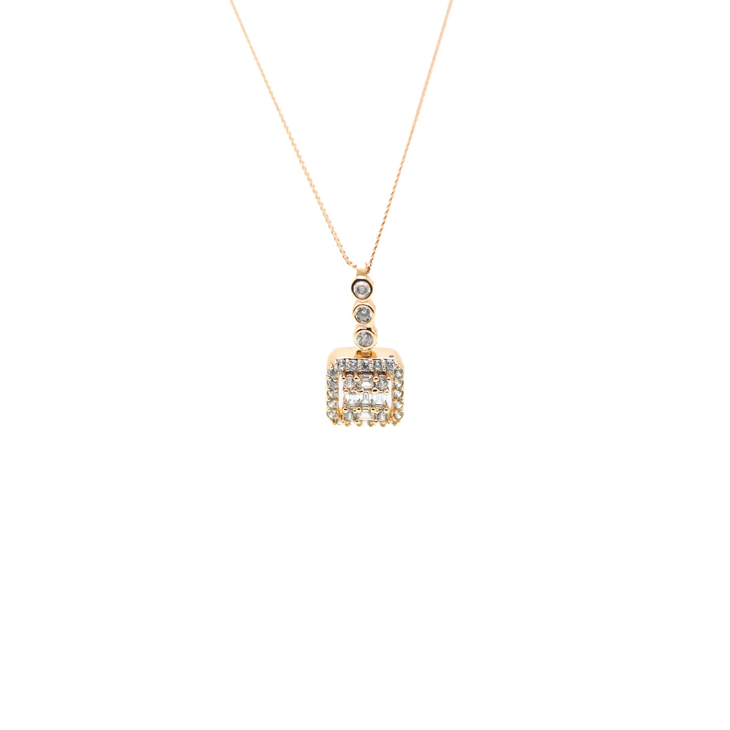 قلادة مرصعة بالكريستال